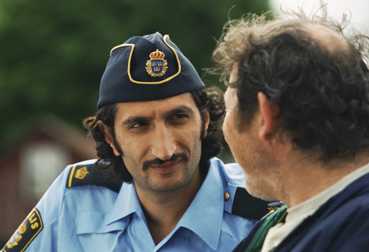 Jacob (Fares Fares) on yksi Högboträskin poliiseista, jotka alkavat elää vaarallisesti Kopps-elokuvassa, kun paikkakunnan poliisiasema aiotaan lakkauttaa. Syynä on, ettei rikollisuutta ei ole riittävästi.