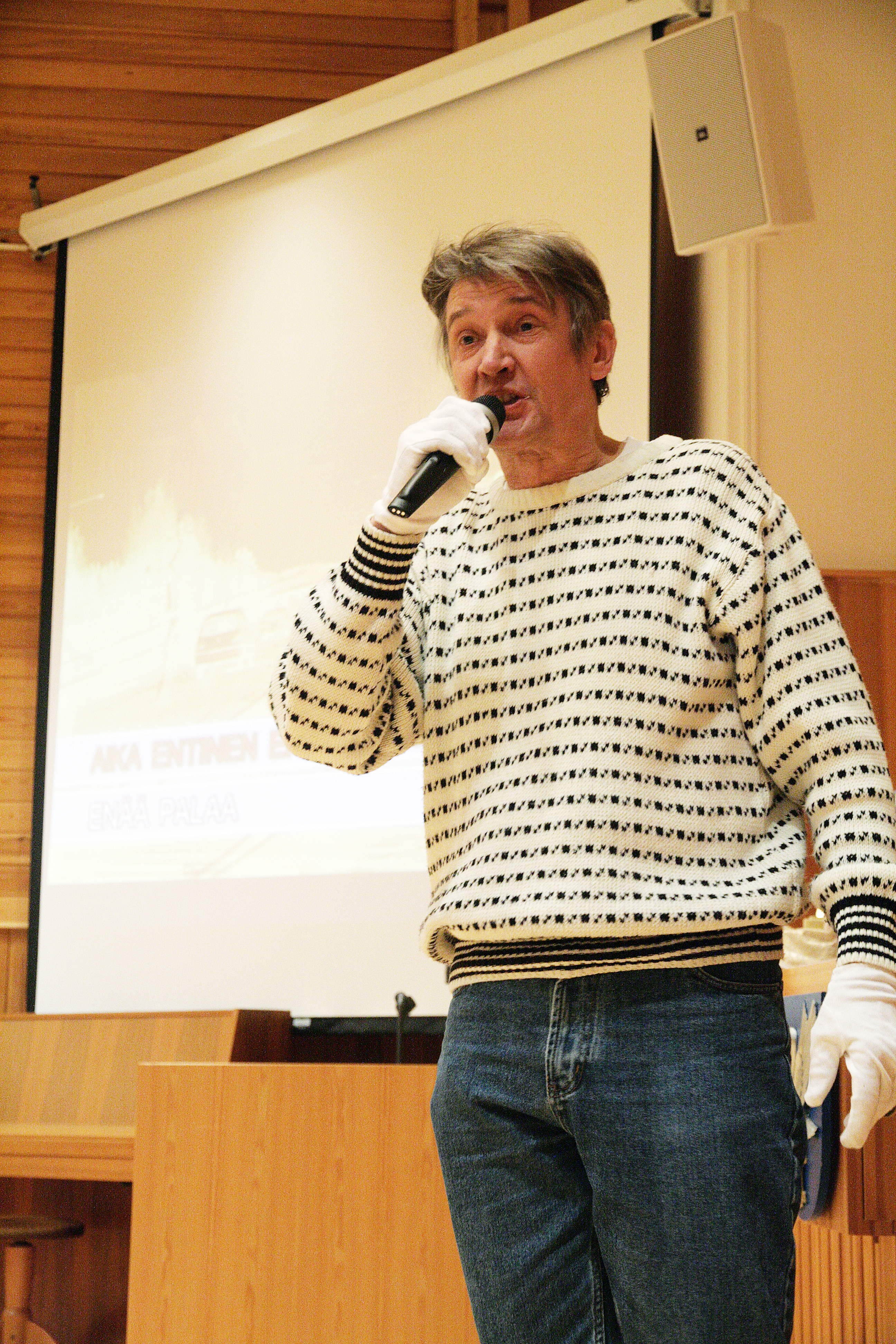 Laulu kaikuu karaokekerhossa.