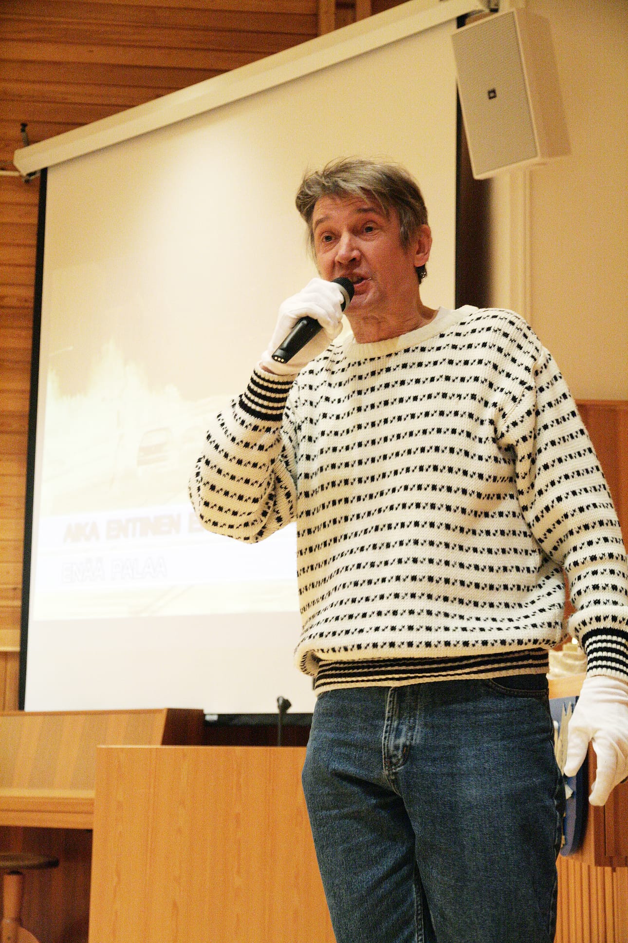 Laulu kaikuu karaokekerhossa.