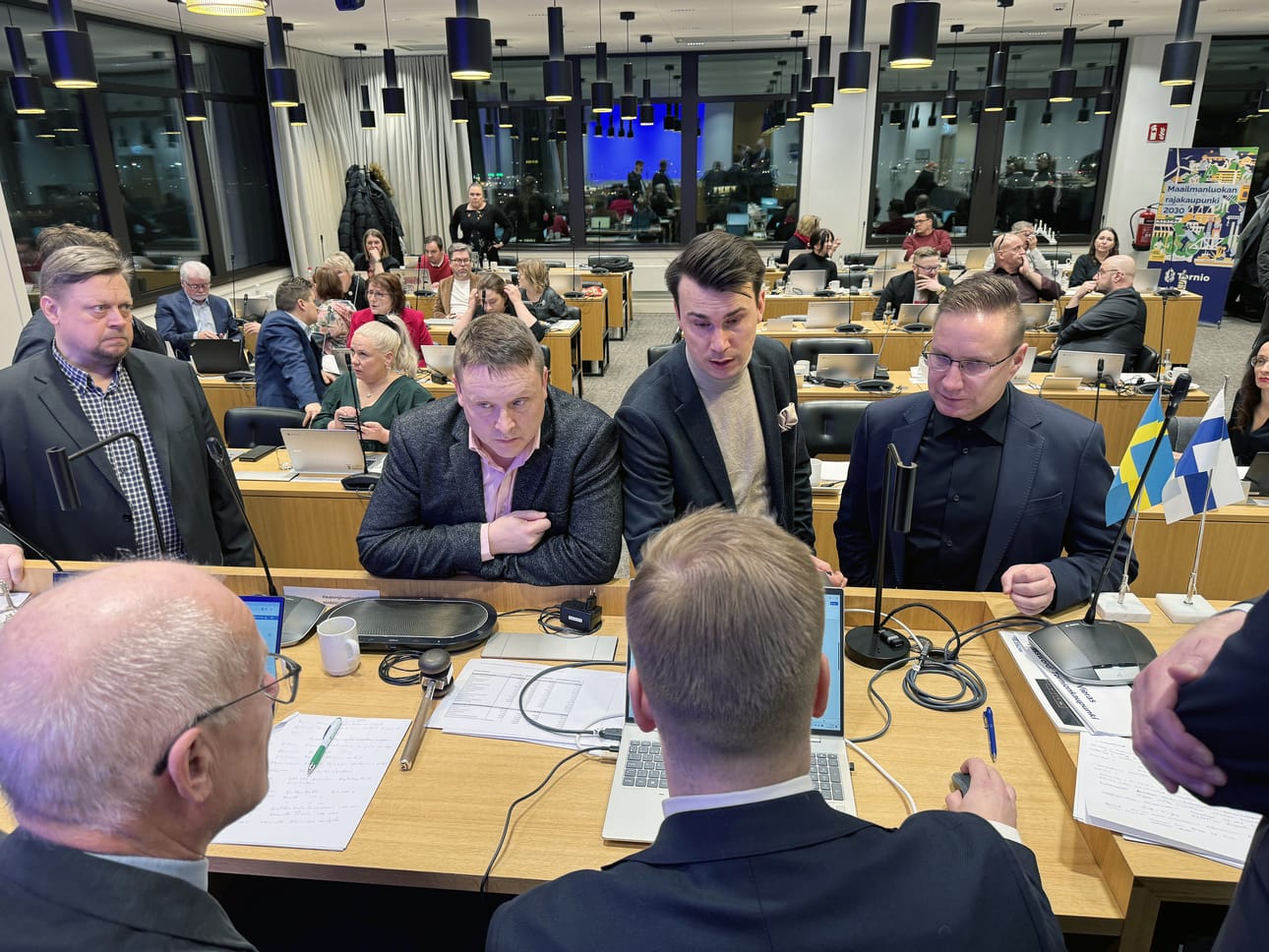 Tornion valtuustossa valmistauduttiin äänestämään budjettimuutoksista. Puheenjohtaja Markku Ponkalan ja hallintopäällikkö Kaarlo Suutarisen kanssa neuvonpidossa keskustan Risto Välimaa, kokoomuksen Valtteri Aine ja vasemmistoliiton Toni Keränen.