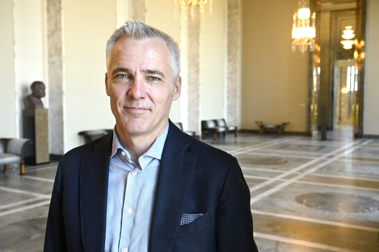 Opetusministeri Anders Adlercreutz (r.) sanoo, että valtiovarainministeriö esitti alun perin leikkauksia vain kulttuuriin ja liikuntaan. LEHTIKUVA / Heikki Saukkomaa