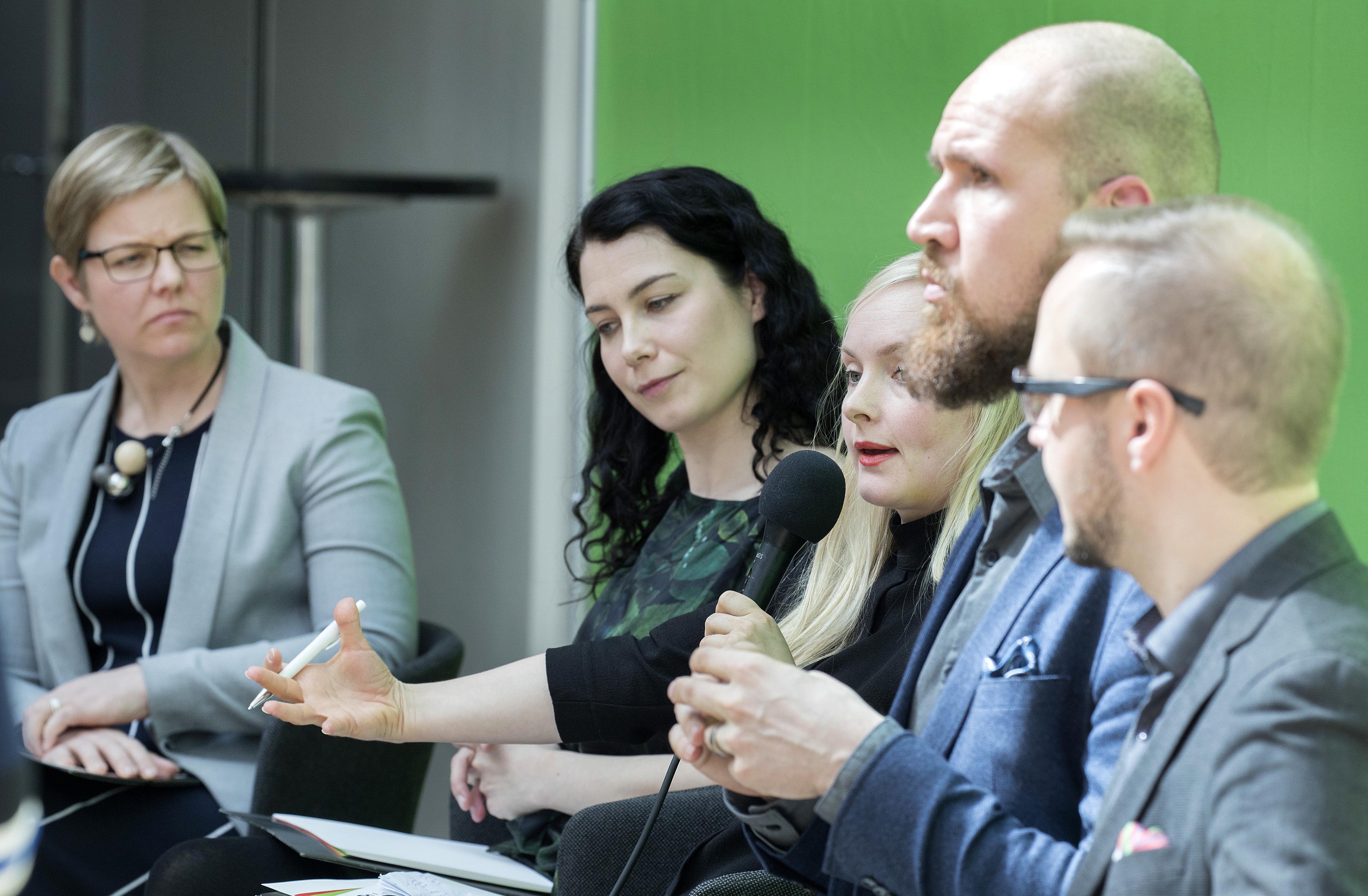 Krista Mikkonen (vas), Emma Kari, Maria Ohisalo, Touko Aalto ja Olli-Poika Parviainen pyrkivät vihreiden puheenjohtajaksi.