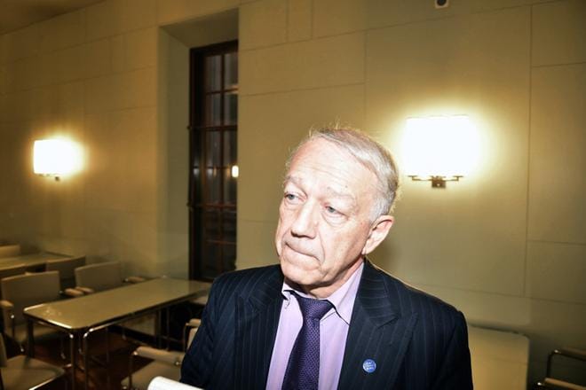 Kansanedustaja Pekka Puska taipuu äänestämään hallitusrintamassa Vaasan sairaalan päivystyksestä. KUVA: Kimmo Penttinen