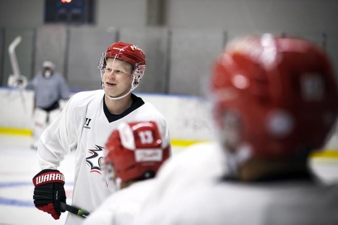 Sport-hyökkääjä Aleksi Ainali toipui nopeasti harjoittelukuntoon viime helmikuisesta pahasta loukkaantumisesta. Nyt muistona on enää puoliksi tyhjä alahampaiden rivistö, mutta sekin korjaantuu syksyn mittaan hammaslääkärikäynneillä. KUVAT: JARNO PELLINEN