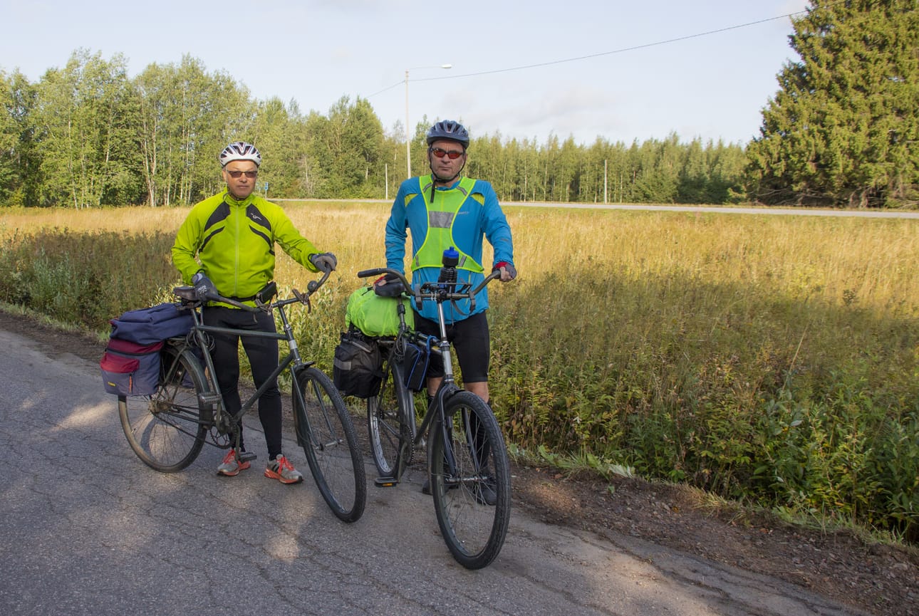 Armeijan vanhalla pyörällä on hyvä huristaa Nuorgamista Hankoon, eivätkä Teijo Sirniö ja Ilmari Rontti eivät kaipaa menopeleihinsä turhia lisävarusteluja. Suomen keskipisteenä tunnettu Piippola osui kohdalle sopivasti matkan puolivälissä.