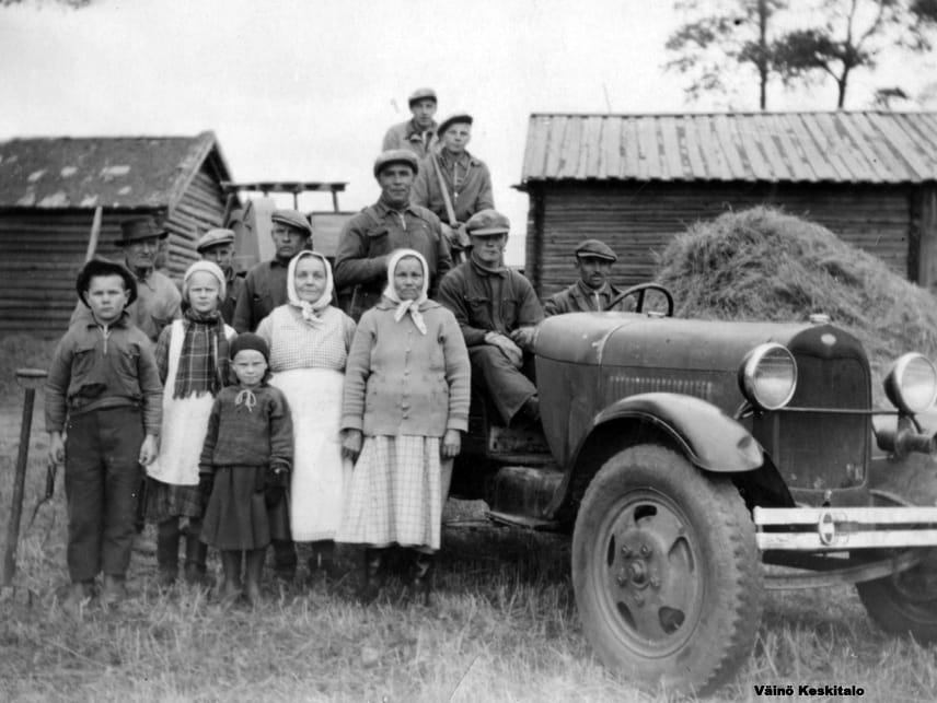 Keskitalon pihapiiriä vuodelta 1939. Oikealla Saara Lampisen isoäiti, Sofia Keskitalo.