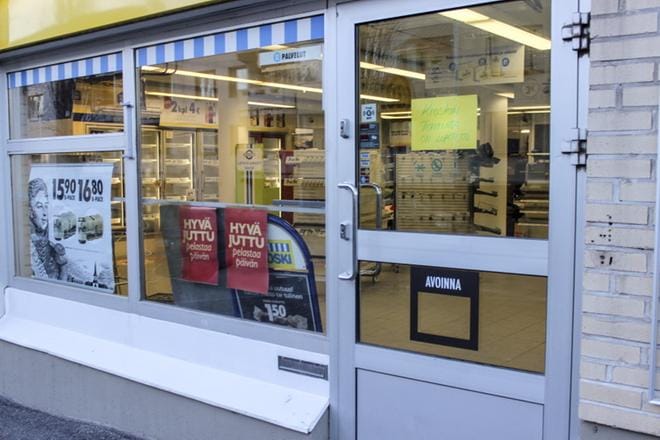 Palosaaren R-kioskin ovessa oli murheellinen lappu. KUVAT: KIRSI SILLANKORVA