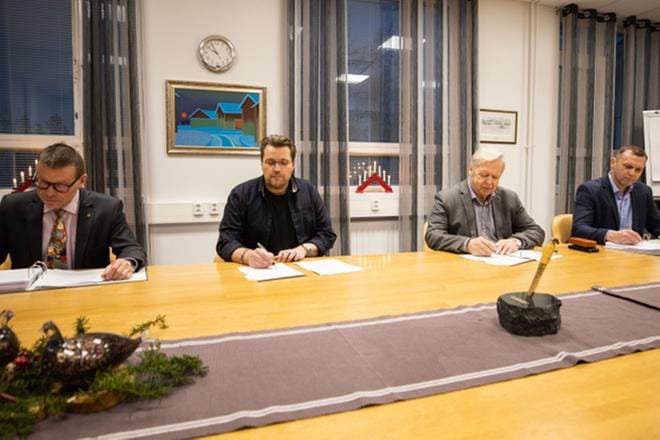 Markku Lumio, Mika Hämäläinen, Tapio Liinamaa ja Hannu Ristaniemi hyvinvointikeskuksen urakkasopimuksen allekirjoitustilaisuudessa kaupungintalolla. KUVA: ANTTI JÄRVINEN