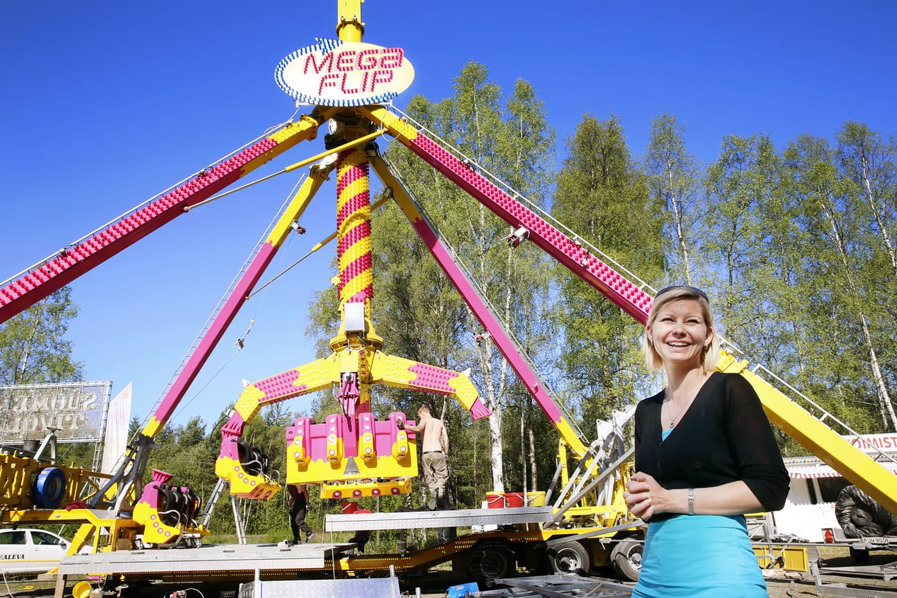 Lulu Sariola odottaa innoissaan avauspäivää. Taustalla viime kesänä hankittu Mega Flip-kieputin.