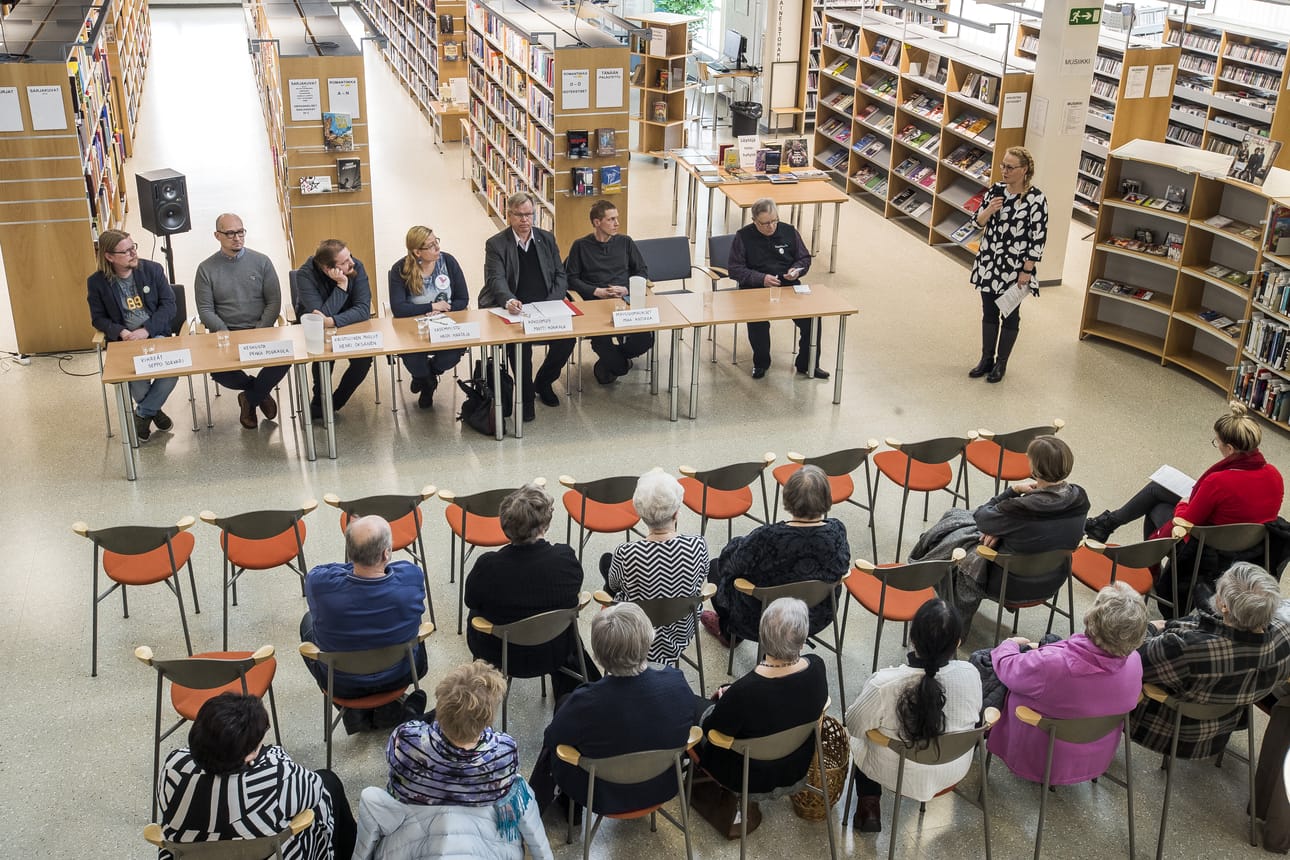 Omaishoitajien vaalipaneeli järjestettiin tiistai-iltapäivänä Raahen kirjastossa.
