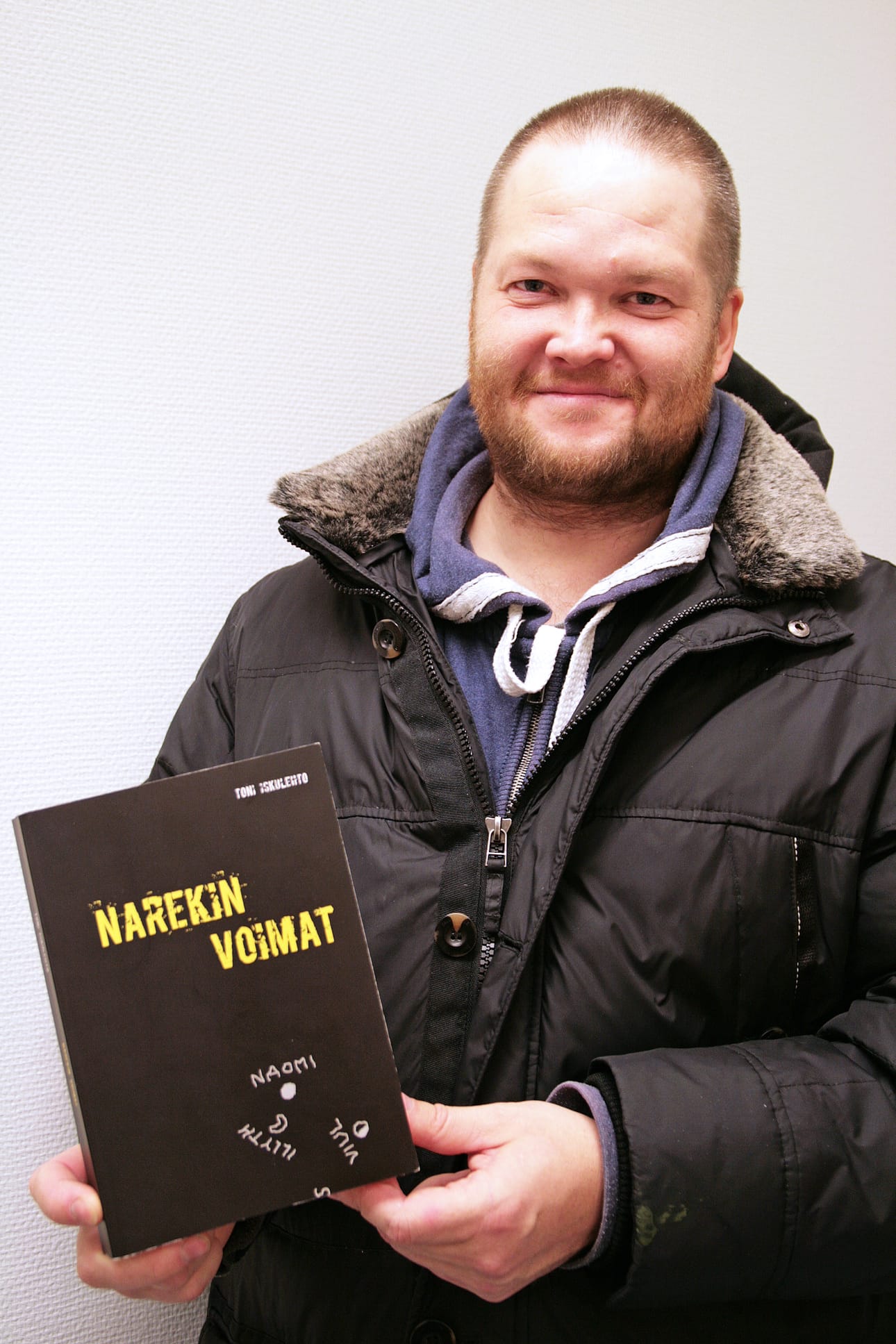 Kuvataitelija Toni Iskulehdosta tuli kuiin tulikin myös kirjailija. Hän teki omakustanteen kirjoituksesta, joka tuli tuhottua jo kertaalleen. – Tuntuu hyvältä se, että pitkäaikainen työ on nyt herännyt henkiin. Olen kuitenkin kuvataiteilija ennemmin kuin kirjailija, joten tämä jää todennäköisesti viimeiseksi teokseksi. Ja jos kirjoja ryhdyn tekemään vielä, niin kuvakirjat saattaisivat sopia paremmin minulle.