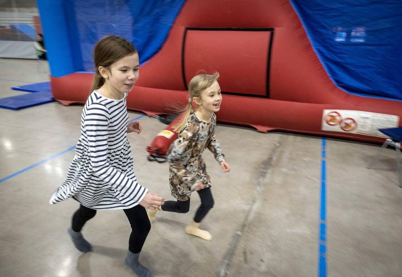 Anniina (vas.) ja Emilia Kankaanpää saapuivat Ouluhallille iloisin mielin.