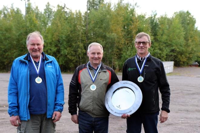 Mhy Suomenselän joukkue Pasi Hautala, Tauno Toivola ja Terho Mäkelä voittivat Suomenmestaruuden Mäntsälässä pidetyissä metsänomistajien metsätaitokisoissa.
