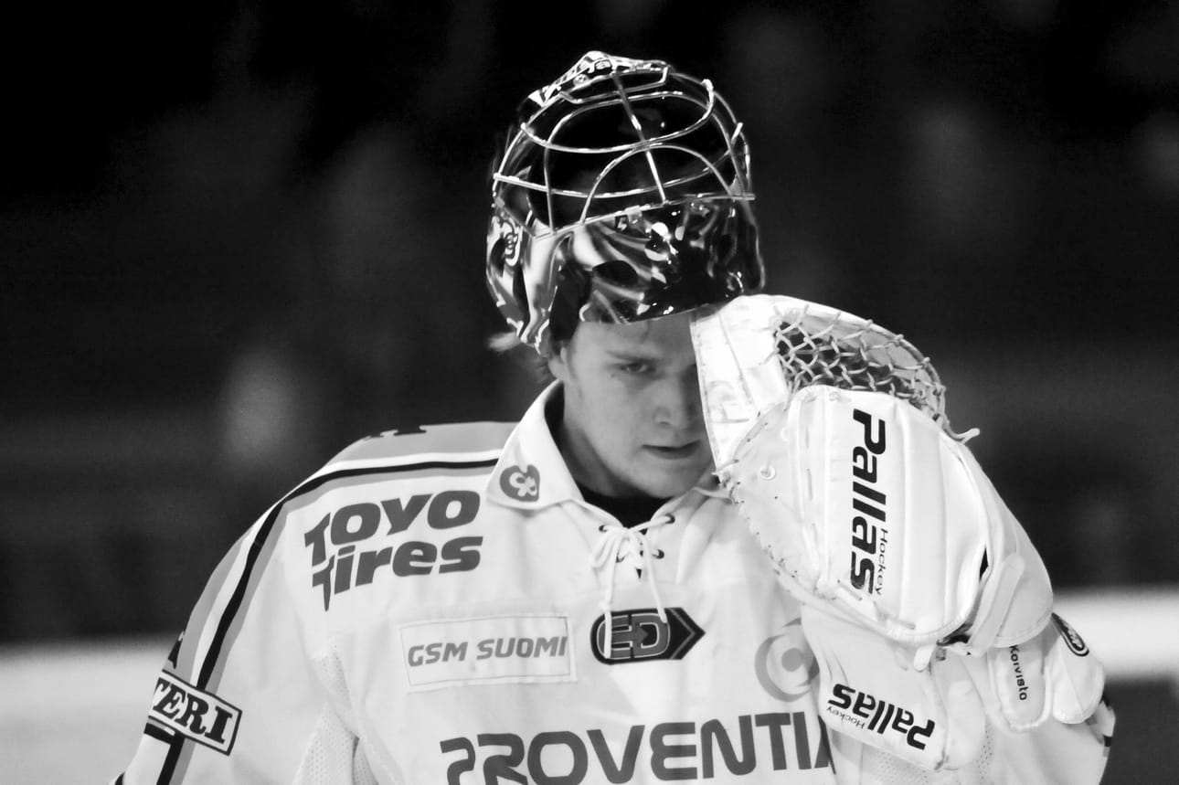 Kärppien maalivahti Petri Koivisto tammikuussa 2009 liigaottelussa HIFK vastaan Kärpät.