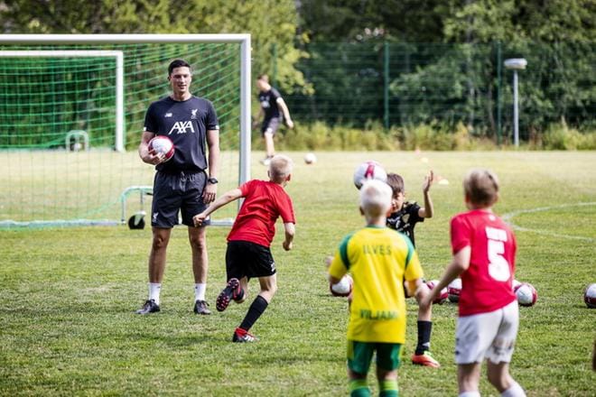 Liverpoolin akatemiavalmentaja Joshua Wesselby ohjaa lapsia jämäkällä, mutta hyvin rennolla otteella. Wesselby haluaa välittää lapsille ympäri maailmaa ennen kaikkea Liverpoolin seuran hyviä arvoja: kunnianhimo, sitoutuminen, ylpeys ja yhtenäisyys. KUVA: KRISTA LUOMA