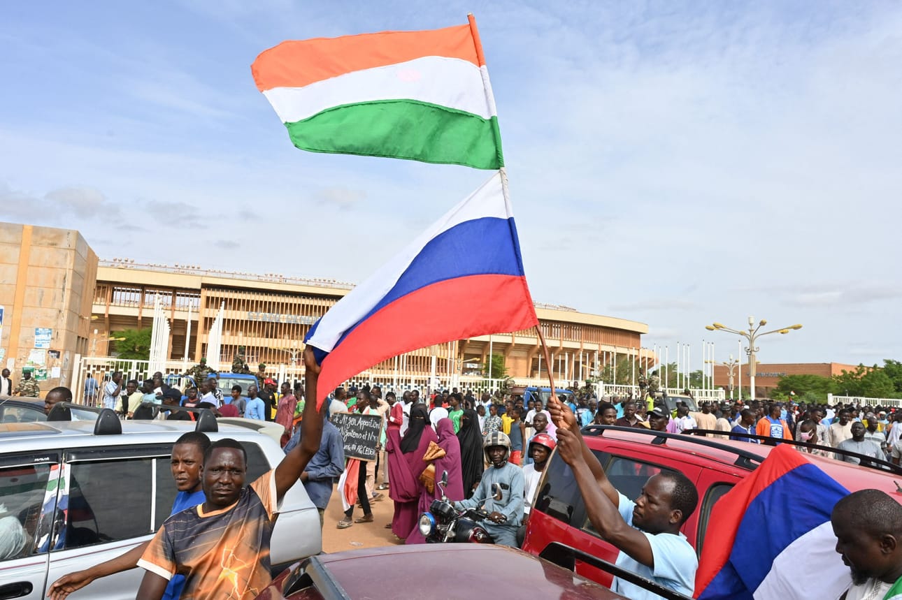 Sotilasjuntan kannattajat kokoontuivat pääkaupunki Niameyn stadionille heiluttaen Nigerin ja Venäjän lippuja. LEHTIKUVA / AFP