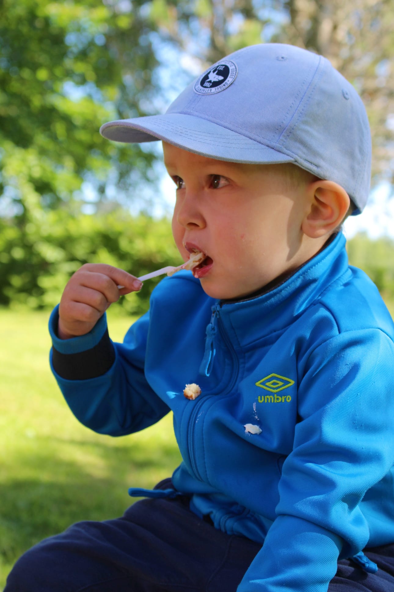 Melissan leipoma mansikkakakku maistui niin aikuisille kuin lapsille. Leevi Ojantakanen nautti kakusta.