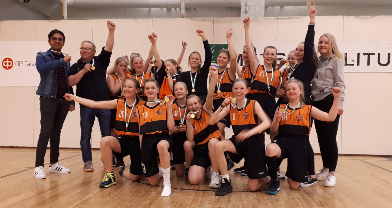 TaKun koristyttöjen kausi huipentui mitalijuhliin.