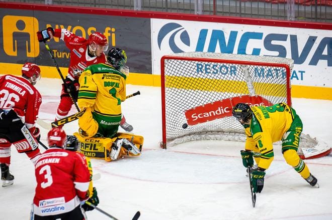 Kerran Sport sai kiekon maaliviivalle, muttei kertaakaan sen yli. KUVA: PASI SUOKKO