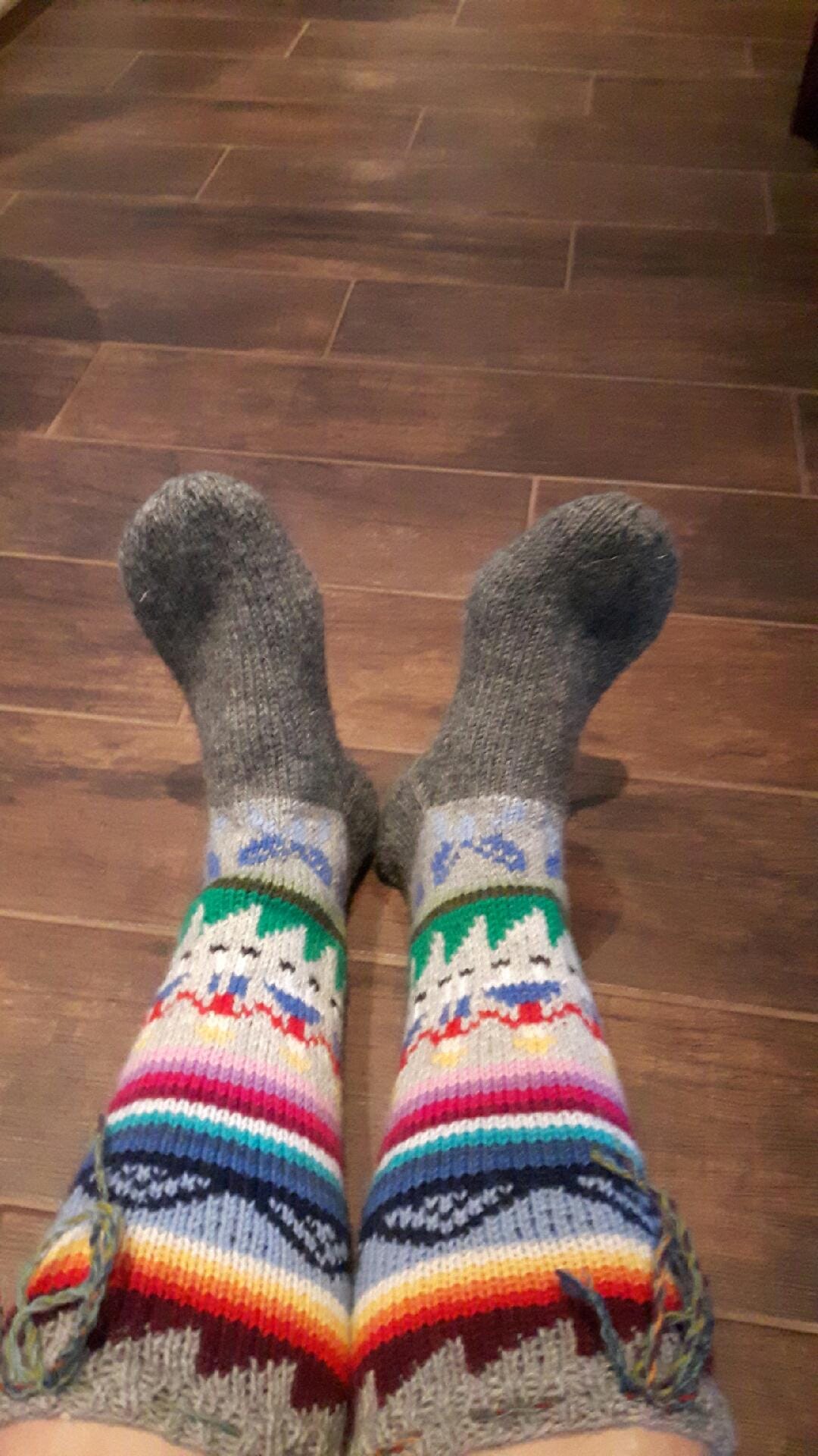 Mieheni osti minulle Lapinhullulle nämä sukat Kutturan tien varresta olevasta kultakioskista. Sukat lämmittävät jalkoja ja lievittävät ainaista kaipuuta Lappiin.