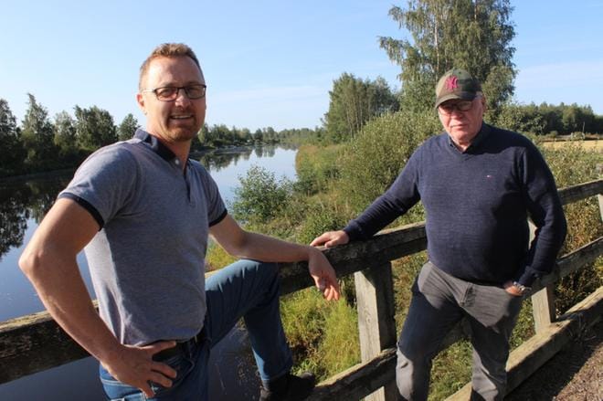 Lars Sundqvist ja Paavo Rantala Isojoen-Lapväärtinjoen rannalla, jonne on merkitty uusi kalaväylä. KUVA: LOTTA KALLIO