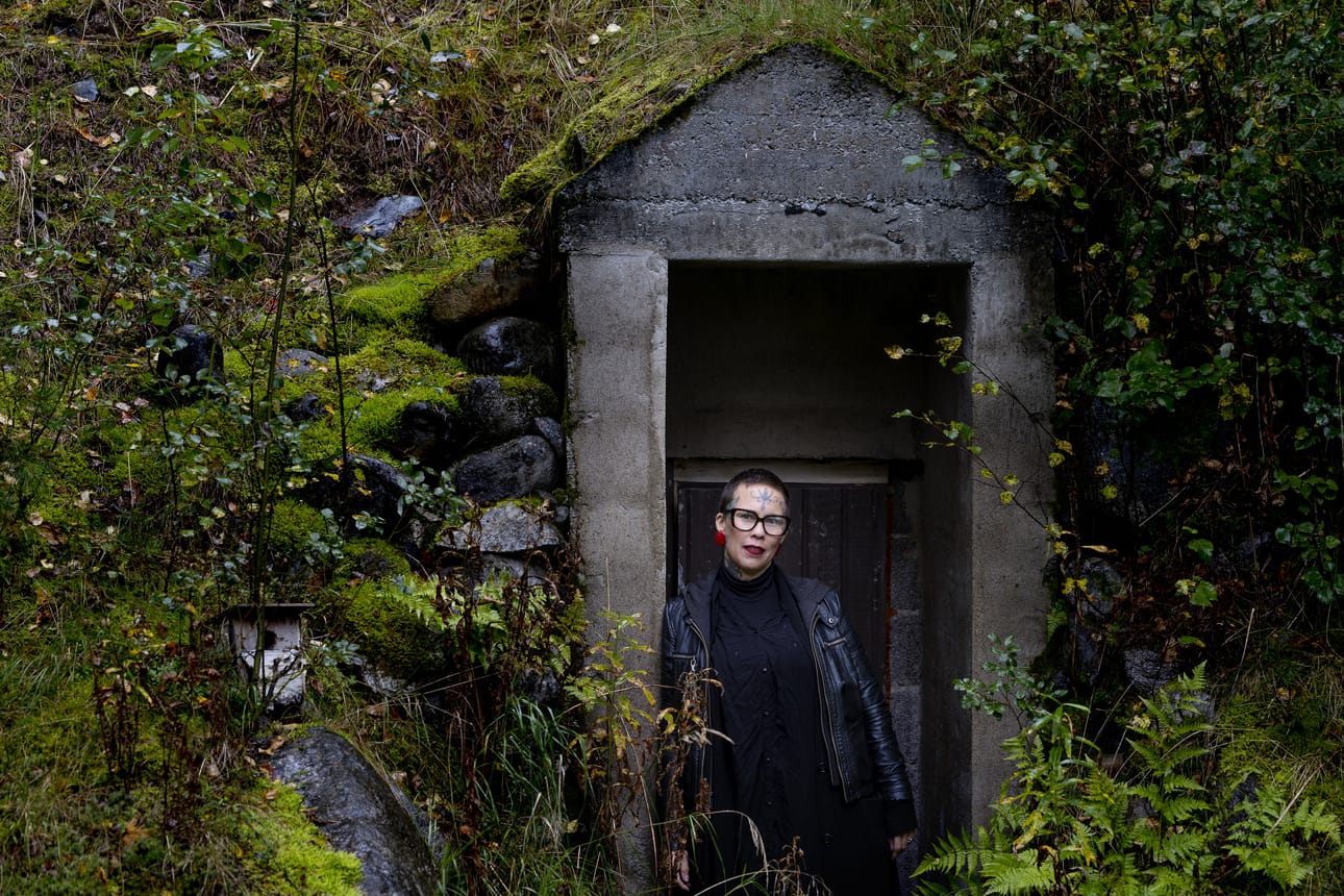 Tanja Aalto eli lapsuutensa päihdeperheessä. Nyt hän pukee omia ja muiden päihderiippuvaisten läheisten kokemuksia näytelmäksi teatterin lavalle.