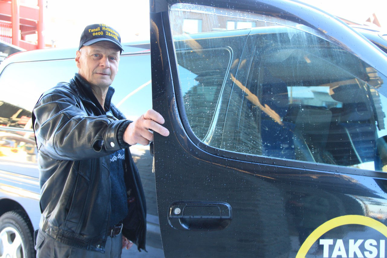 Taneli Heikkinen ei kuulu OTAXI-rinkiin, mutta ajaa Rukalla taksia. Hän ei ole suostunut yhteisiin pelisääntöihin, ja asiaa selvitellään nyt poliisia myöten.