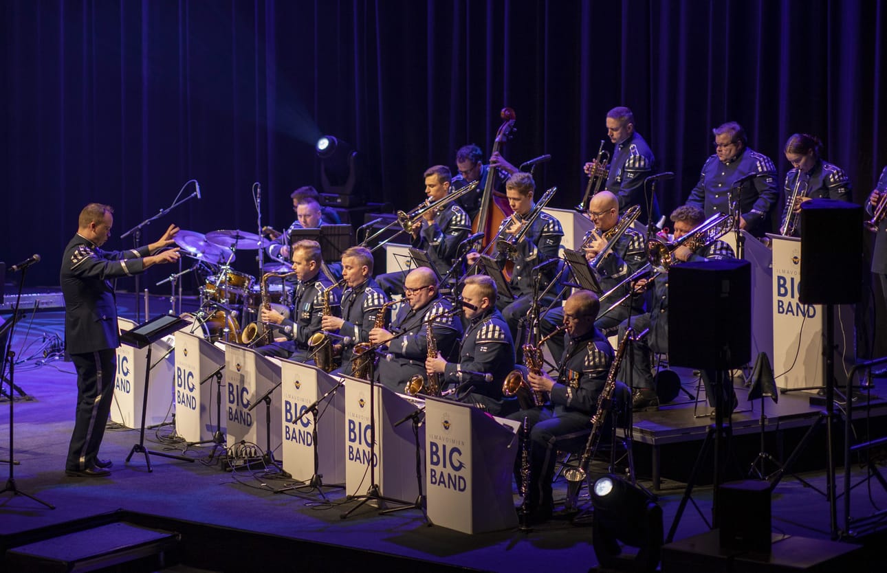 – Ilmavoimien Big Band taipuu kaikkiin rytmilajeihin swingistä latin jazziin ja kaikkeen siltä väliltä, tiedottaja Merja Kokko vakuuttaa. Kauhavalla luvassa on soulia.