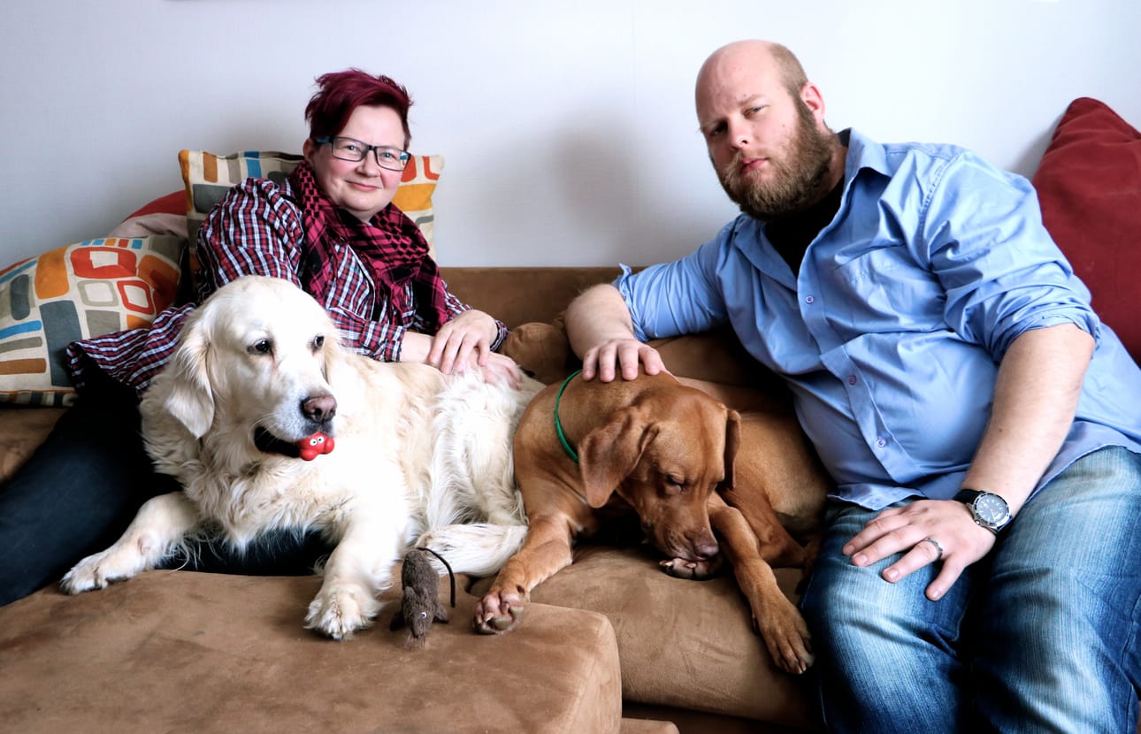 Martu Väisänen ja Jarkko Remahl tekivät Nallekalenterin, jossa esiintyy isoja miehiä lemmikkieläinten kanssa. Kuvassa myös Väisäsen koirat Kuura ja Misty (valkoinen), joka pääsi mukaan kalenteriin.
