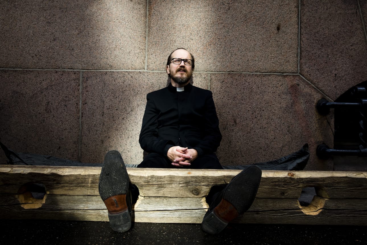 Samaa sukupuolta olevia pareja vihkineen papin Kai Sadinmaan jättämä oikaisuvaatimus odottaa yhä Helsingin hiippakunnan tuomiokapitulin käsittelyä.