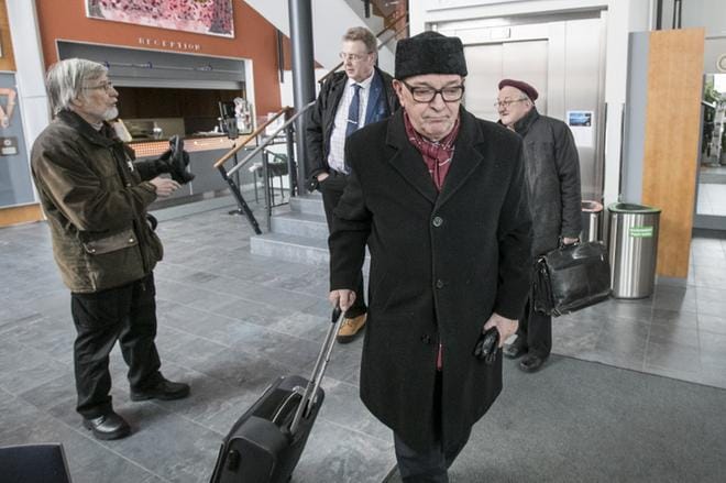 Paavo Väyrynen perusti uskollisten tukijoidensa kanssa kansalaispuolueelle uuden puoluehallituksen lauantaina Oulussa, kun vanha asettui häntä vastaan. KUVA: JARMO KONTIAINEN
