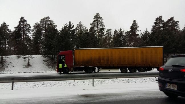 Puoliperävaunuyhdistelmä tukki moottoritien onnettomuuden jälkeen.