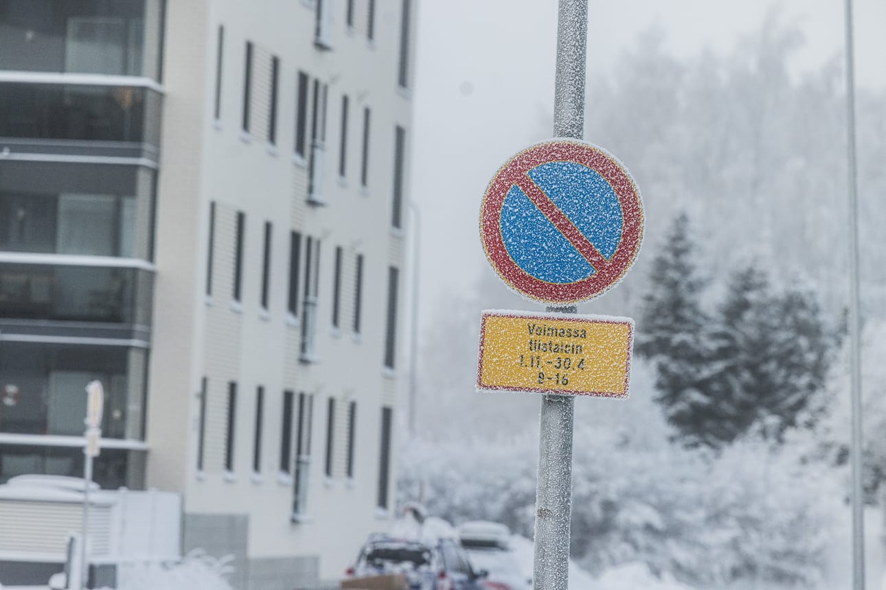 Yhden viikonpäivän pysäköintikieltoja on sijoitettu eri puolille Rovaniemeä. Kuvan kieltomerkki on Pirkkakadulla Lainaanrannassa.