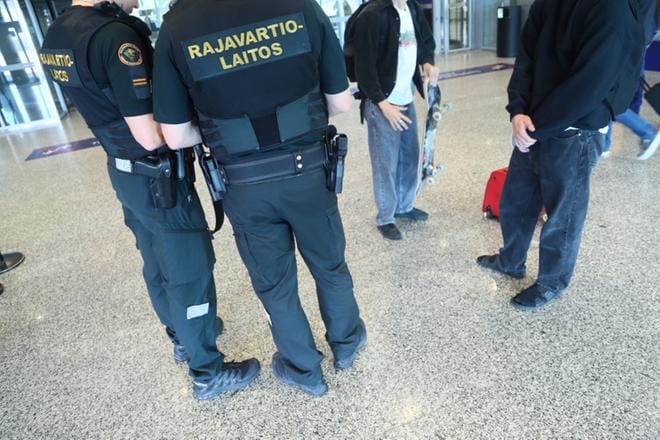 Rajavartiolaitos käynnisti Schengen-alueen sisärajatarkastukset perjantaina puoliltapäivin. Tarkastuksia tehdään riskiarvion perusteella. KUVA: Mauri Ratilainen/Com.Pic