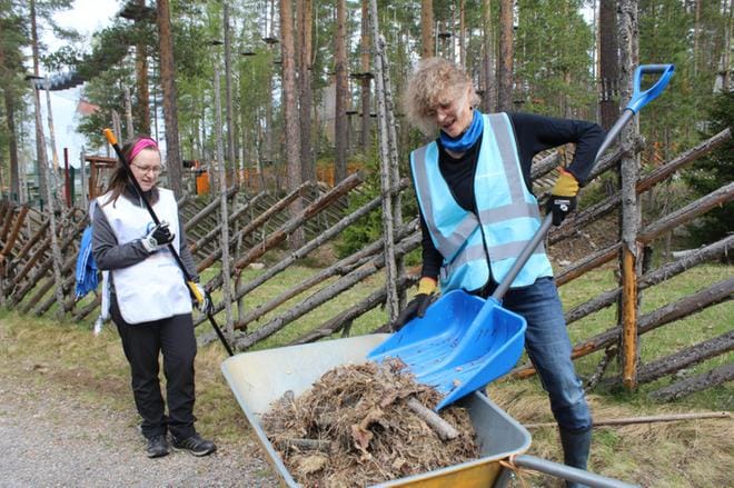 Arja Pakarinen (oikealla) ja Marjut Suoverinaho saivat nopeasti kottikärryllisen täyteen soraa, kaarnaa ja heinää, mutta olipa mukana muoviakin. KUVA: REIJO HEIKKILÄ