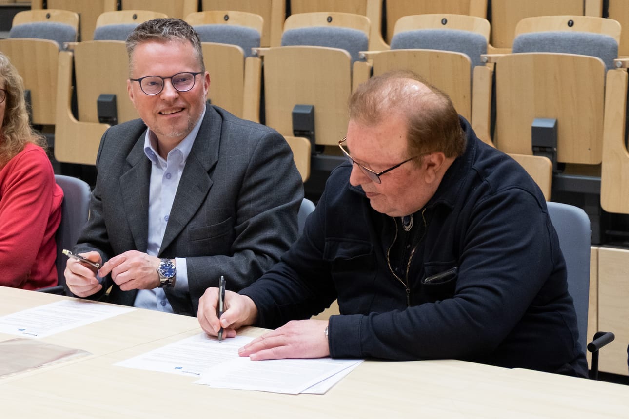 Kaupunginjohtaja Tomi Timonen ja Pudasjärven Yrittäjät ry:n hallituksen puheenjohtaja Heimo Turunen allekirjoittivat elinvoimalupauksen tiistaina 10. maaliskuuta.