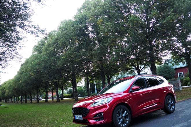 Kugan muotoilu on pehmentynyt ja pyöristynyt mallisukupolven vaihtuessa. Auto on yhä muodollisesti SUV-katumaasturi, mutta näyttää enemmänkin perinteiseltä tila-autolta. KUVA: Kari Pitkänen