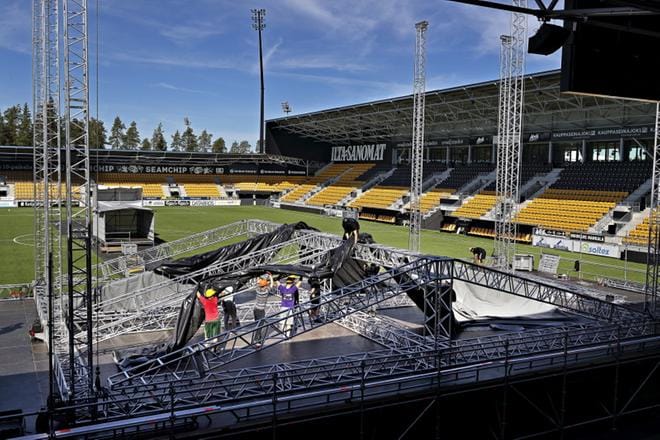 Sunrise Avenuen konsenserttiin Seinäjoen jalkapallostadionille mahtuu 10 000 kävijää. Jo keskiviikkona lippuja oli myyty 9200. KUVA: KARI LÖFHJELM