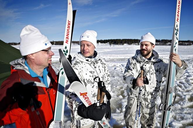 Kunnanjohtajat Vesa Koivunen, Sami Alasara ja Sam Leijonanmieli Lappajärven jääkarusellin päällä. ARKISTOKUVA: TOMI KOSONEN