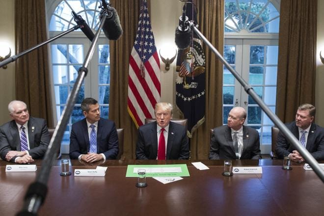 Presidentti Donald Trump tapasi median edustajia Valkoisessa talossa torstaina. KUVA: Michael Reynolds/EPA