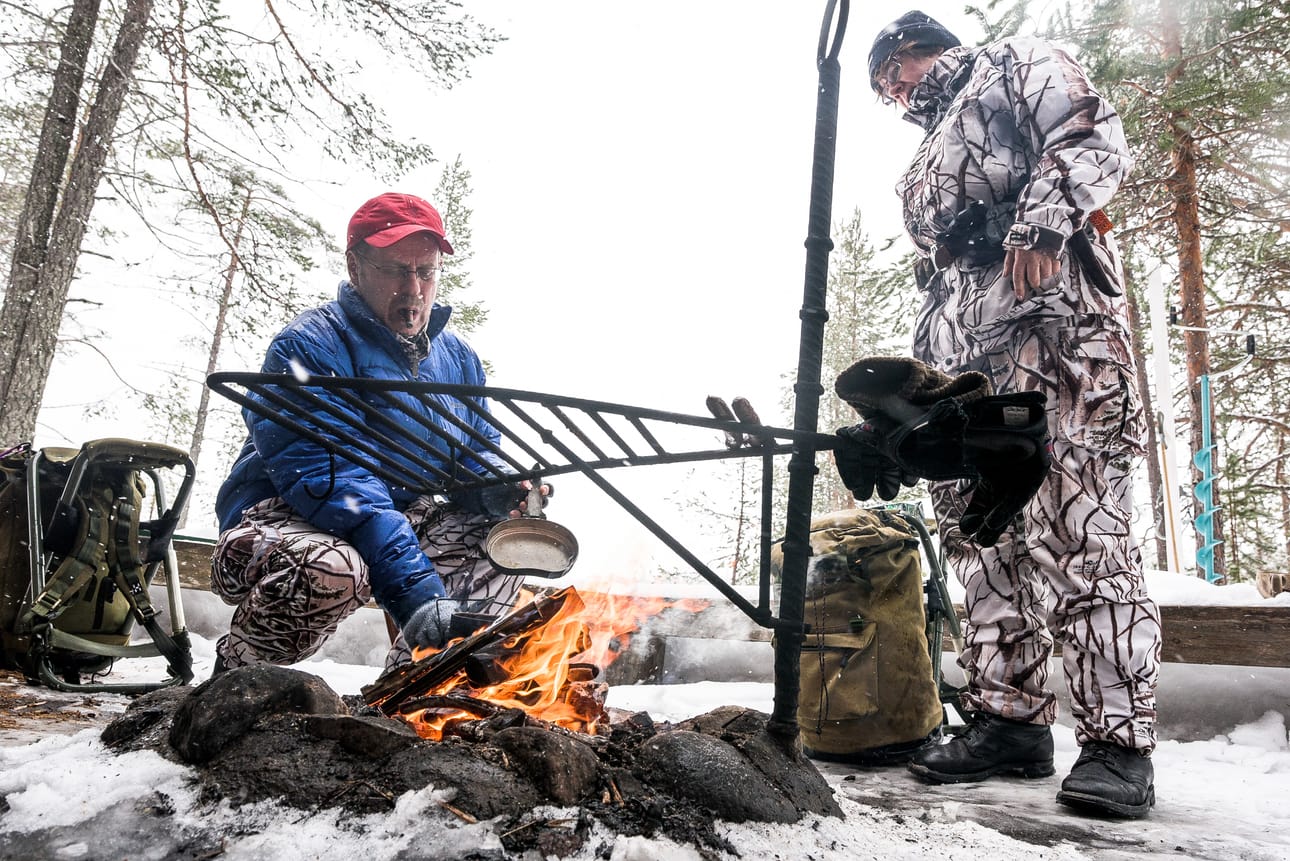 Tulilla. Sikarinpolttelu, kahvinjuonti ja tarinaniskentä kuuluvat eräreissujen kohokohtiin. Pekka Ervasti ja Sari Herranen olivat Kylmäluomalla viikon.