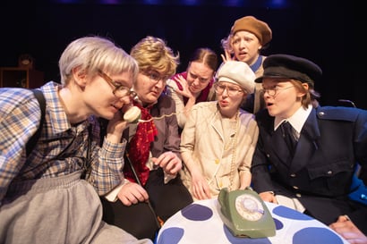 Mummot ja papat vastarintaan! – Nuorten teatteriryhmä valloittaa Raahen Teatterin lavan maaliskuussa