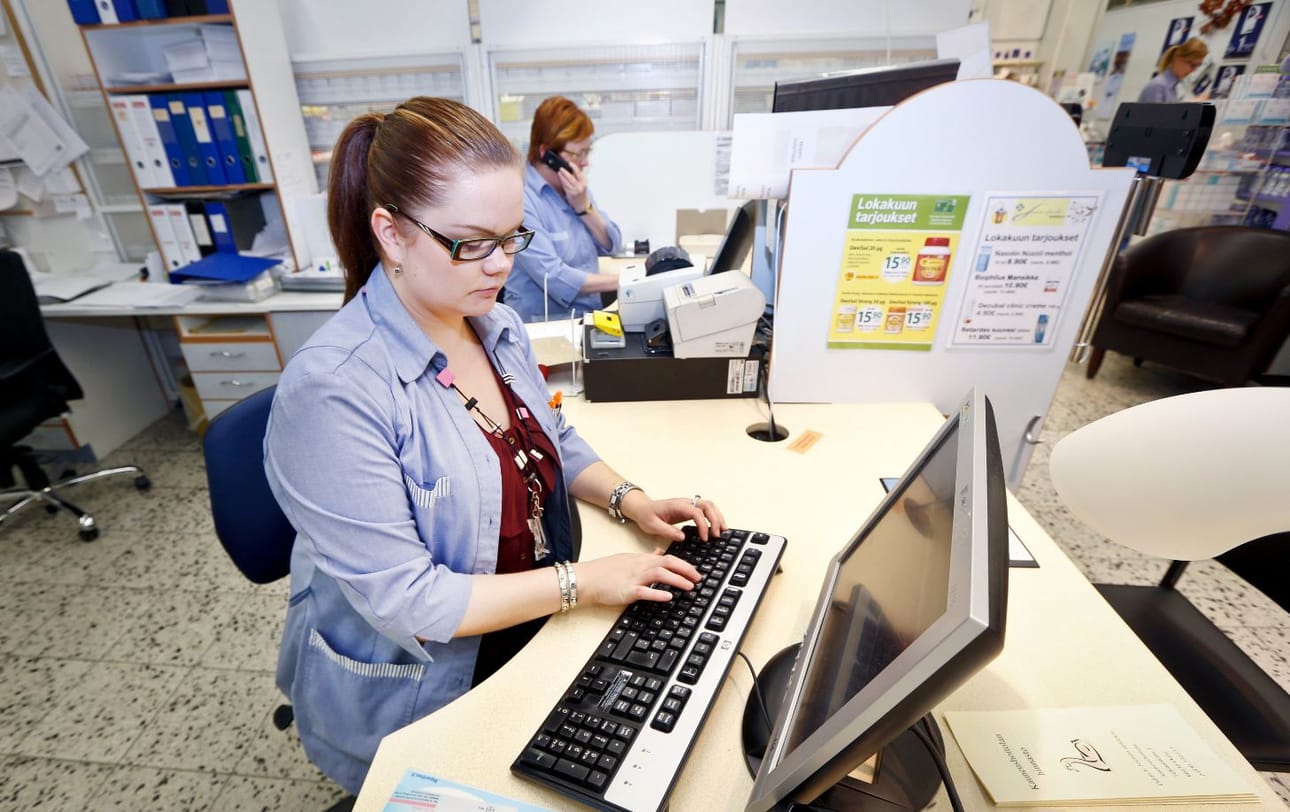 Farmaseutti Henna Soppela käsittelee sähköistä reseptiä Joutsen Apteekissa Oulussa. Suurin osa resepteistä tulee apteekkiin edelleen paperilla.