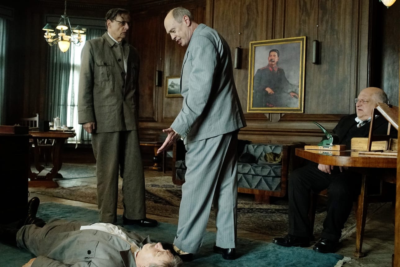 Stalin (Adrian McLoughlin) makaa virtsalammikossaan ja diktaattorin varjossa sinnitelleet johtajat Malenkov (Jeffrey Tambor), Hrushtshev (Steve Buscemi) ja Berija (Simon Russell Beale) pohtivat, miten tilanteesta selvitään.