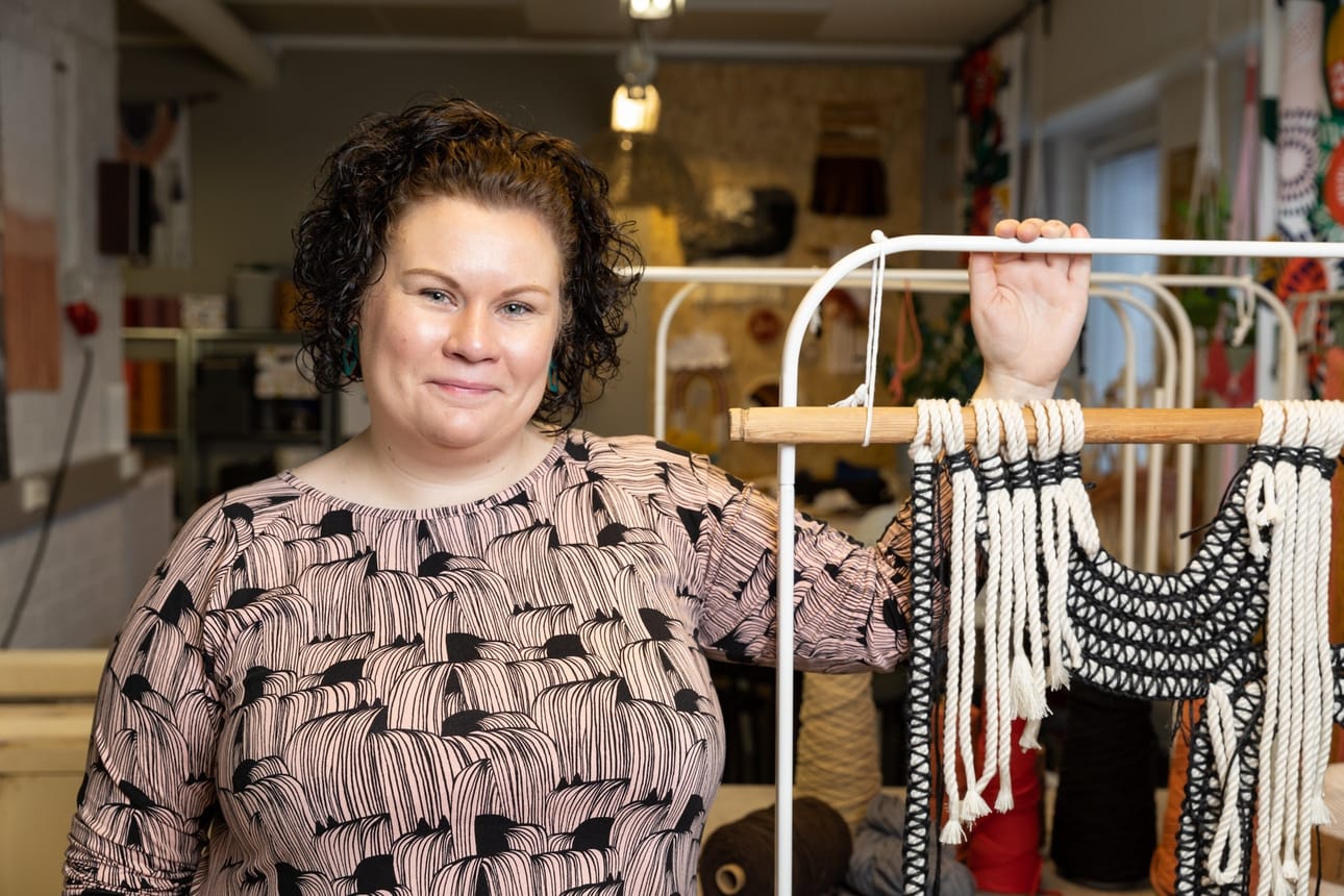 Kävijät ovat tervetulleita Tiuhta ja pirta -yhdistyksen tiloihin lauantaisin. Sanna Kämäräinen kertoo yhdistyksen tavoitteena olevan, että kangaspuilla kutominen ja siihen liittyvä kulttuuriperintö ei unohtuisi.