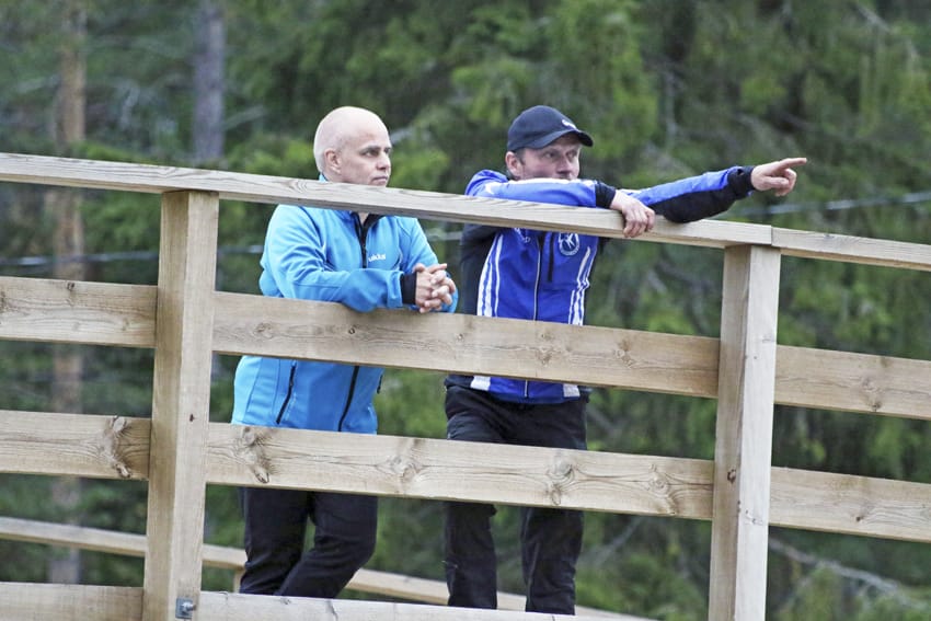 Jarmo Haapaniemi ja Jari Ohukainen seuraamassa kisoja.