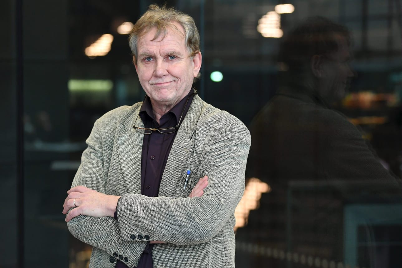 Eläköityneellä Jarmo Heikkisellä on yhä liki kuukausittain asiaa Yleisradion toimitaloon, kun hän käy spiikkaamassa TV1:n ohjelmien mainospätkiä. "Ihmiset luulevat, että käyn useamminkin, kun ruutupuffeja tulee tv:stä kyllästymiseen saakka."