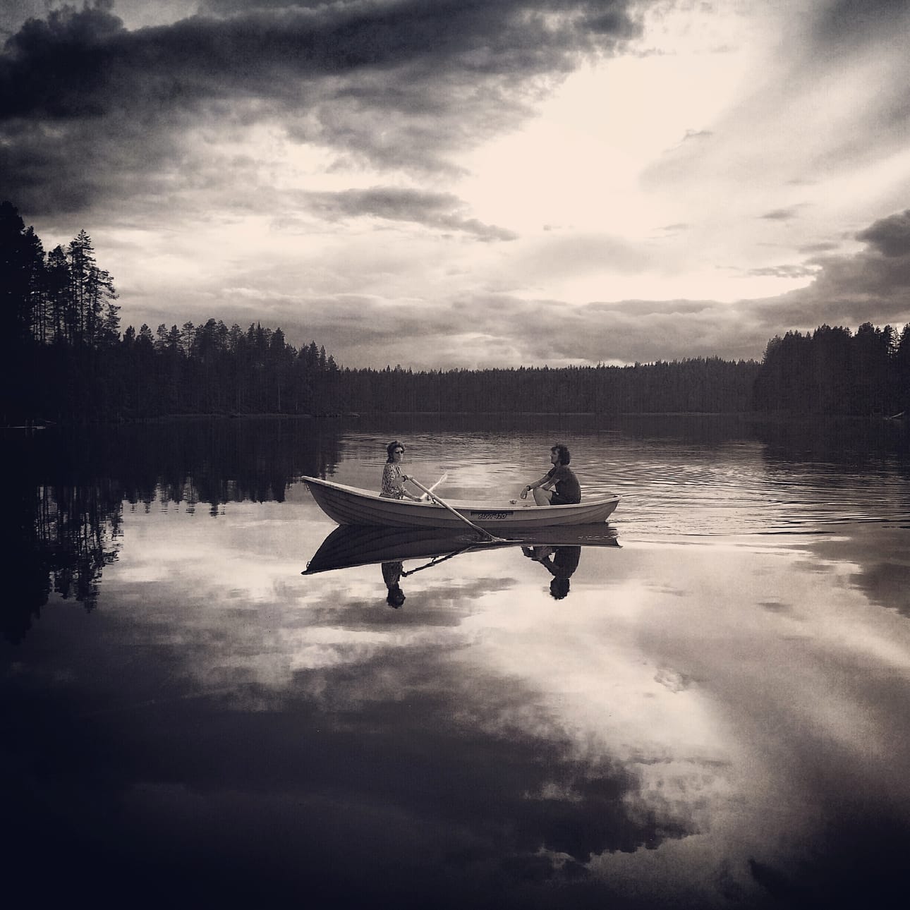 Meeri Koutaniemi ja Sami Yaffa ovat soutelemassa Koutaniemen ottamassa tunnelmallisessa kuvassa.