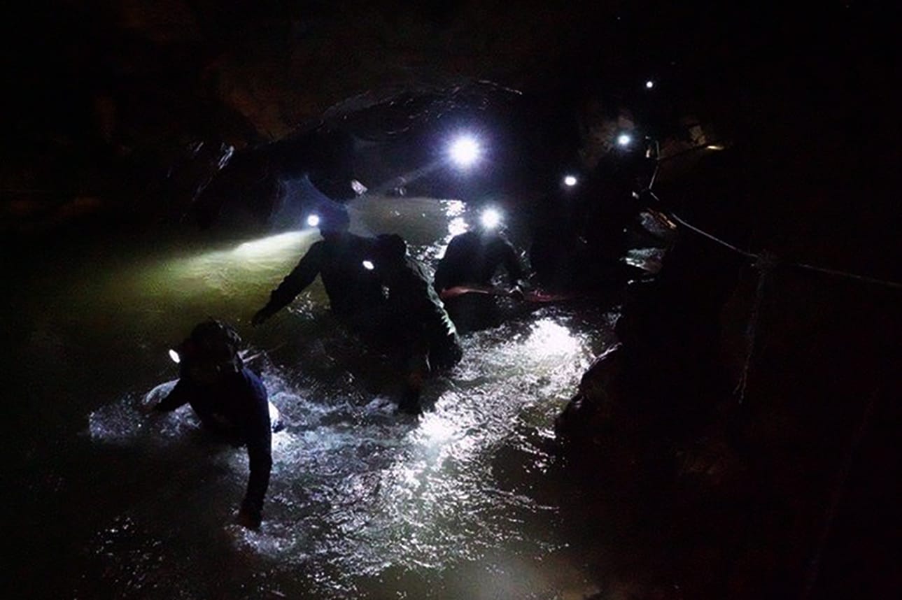 Sukeltaminen luolastossa on erittäin haastava tehtävä myös ammattisukeltajille.