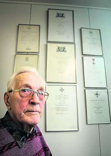 <b>Taistelut. </b>Toivo Heikkisen kunnia-<br>merkkeihin liittyvät taulut muistuttavat <br>ankarista sotataisteluista.